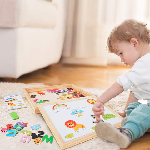 enfant joue avec le tableau de dessin montessori