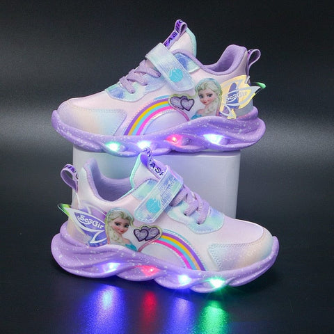 Chaussures LED Princesse - Image Principale: Petite fille explorant avec élégance