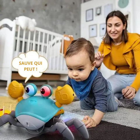 Enfant jouant joyeusement avec Crabee, le jouet éducatif pour 1 an et plus.