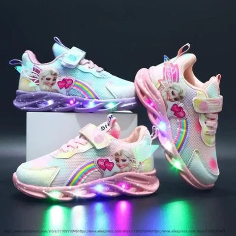 Chaussures LED Princesse - Image Principale: Petite fille explorant avec élégance